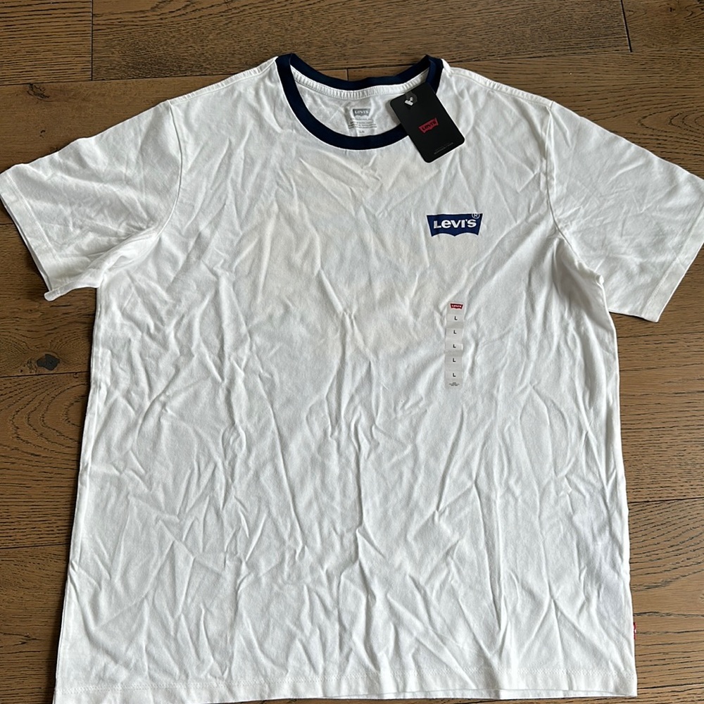 New with tags, men’s Levi’s tshirt